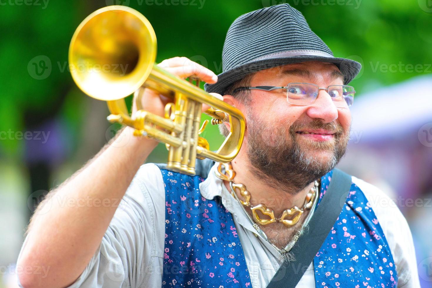 banda balcánica músico de viento callejero con su trompeta foto