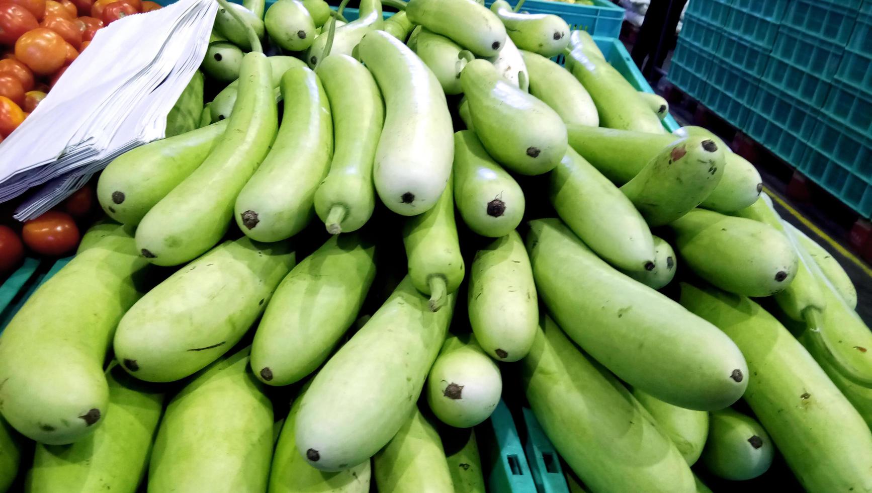 calabaza de botella recién cosechada a la venta en el puesto del mercado foto