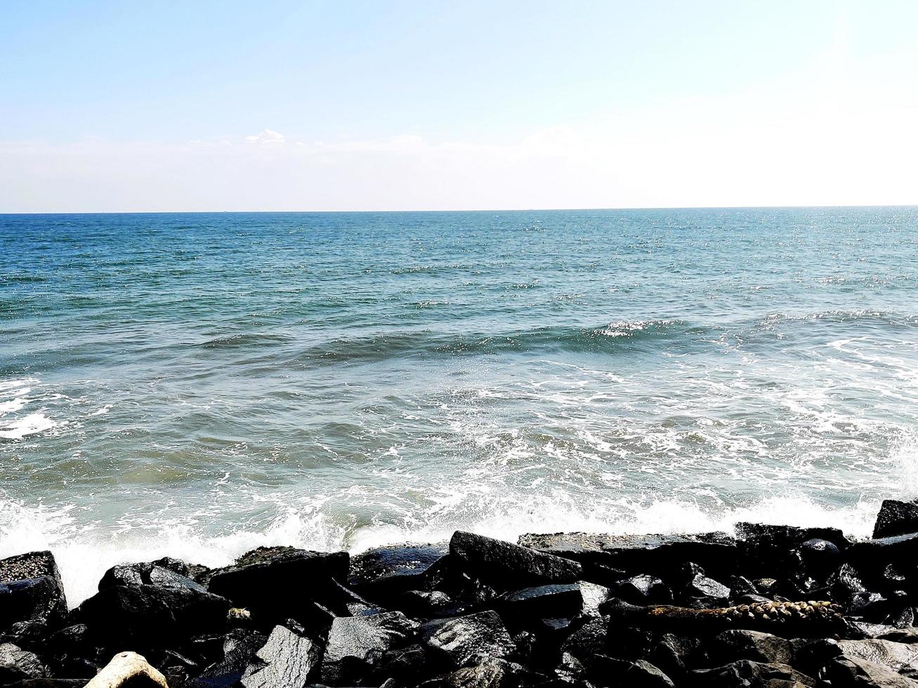 olas en la playa, chennai, tamil nadu foto