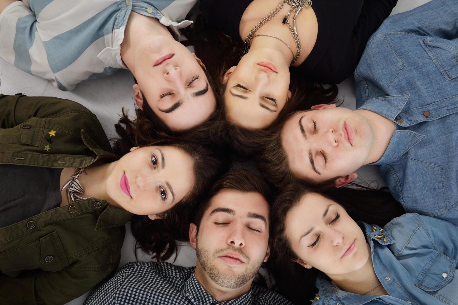 grupo de adolescentes felices foto