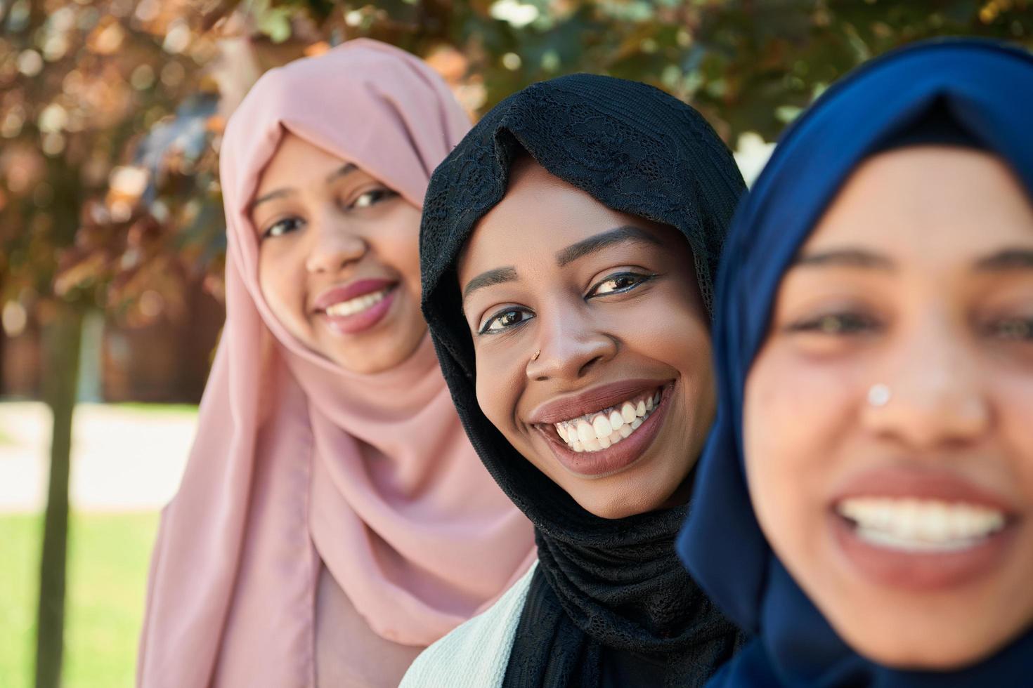 retrato de grupo de mujeres de negocios con ropa islámica tradicional foto