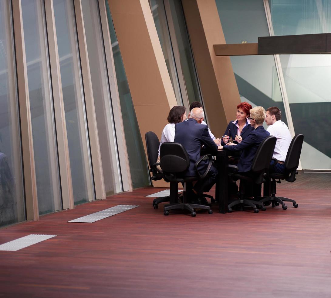 grupo de personas de negocios en reunión en la oficina moderna y luminosa foto
