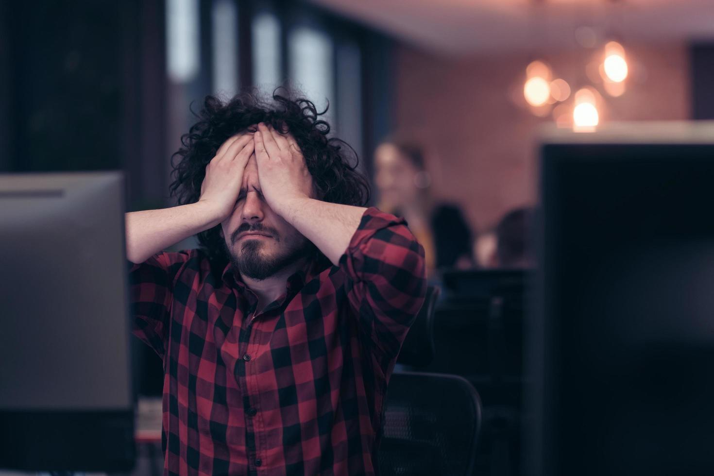 un hombre de negocios decepcionado que usa auriculares con una llamada de grupo de reunión de equipo virtual chateando con diversas personas en atención al cliente. llamada de videoconferencia en computadora con gerente y empleados. foto