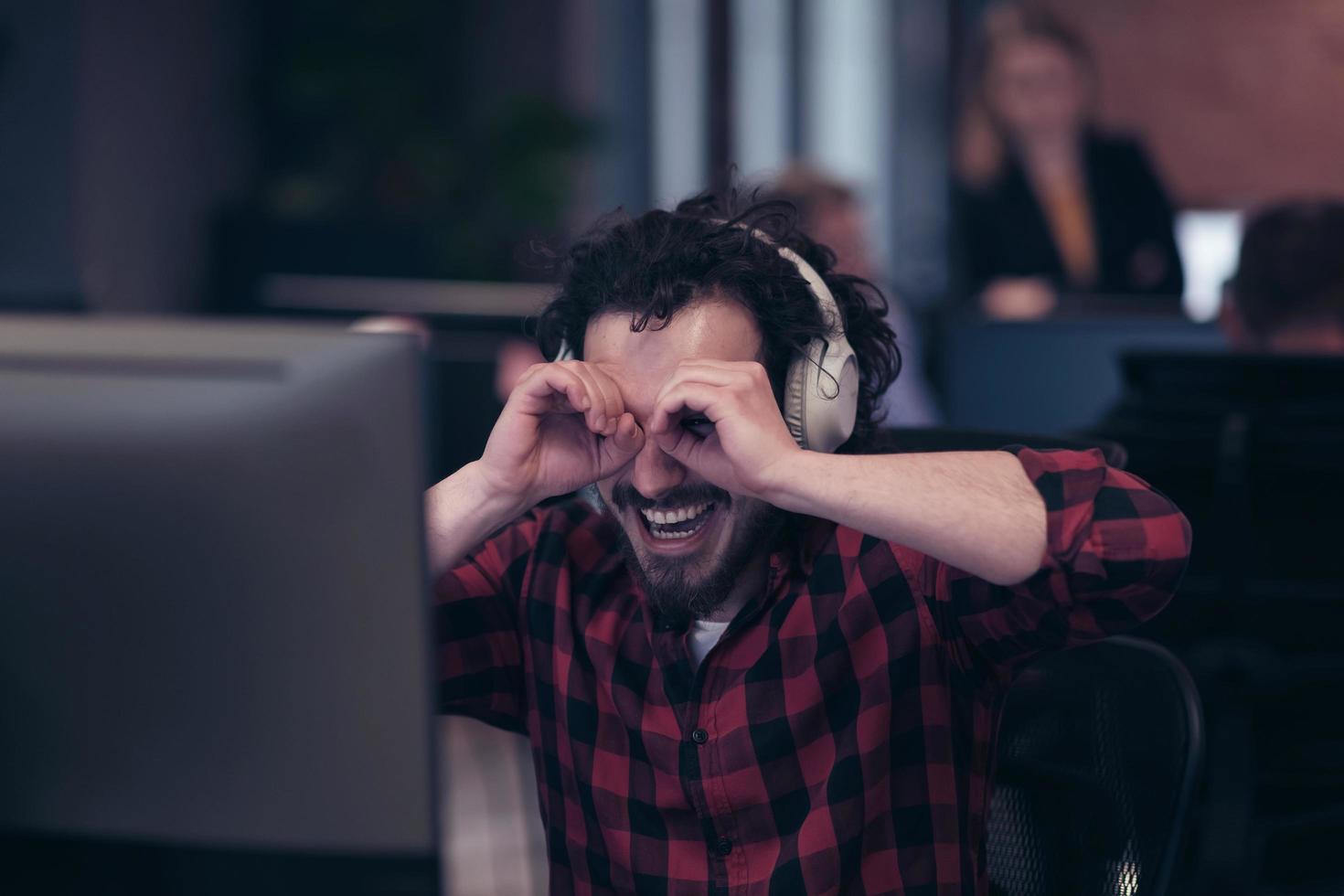 hombre de negocios divertido que usa auriculares con una llamada de grupo de reunión de equipo virtual chateando con diversas personas en atención al cliente. llamada de videoconferencia en computadora con gerente y empleados. foto