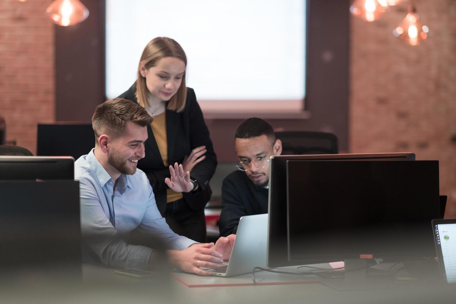 equipo de personas de negocios con experiencia en el trabajo en la capacitación de proyectos de negocios compañero de trabajo de coaching, dama agradable asesora consultora calificada que ayuda al cliente masculino en la computadora. foto