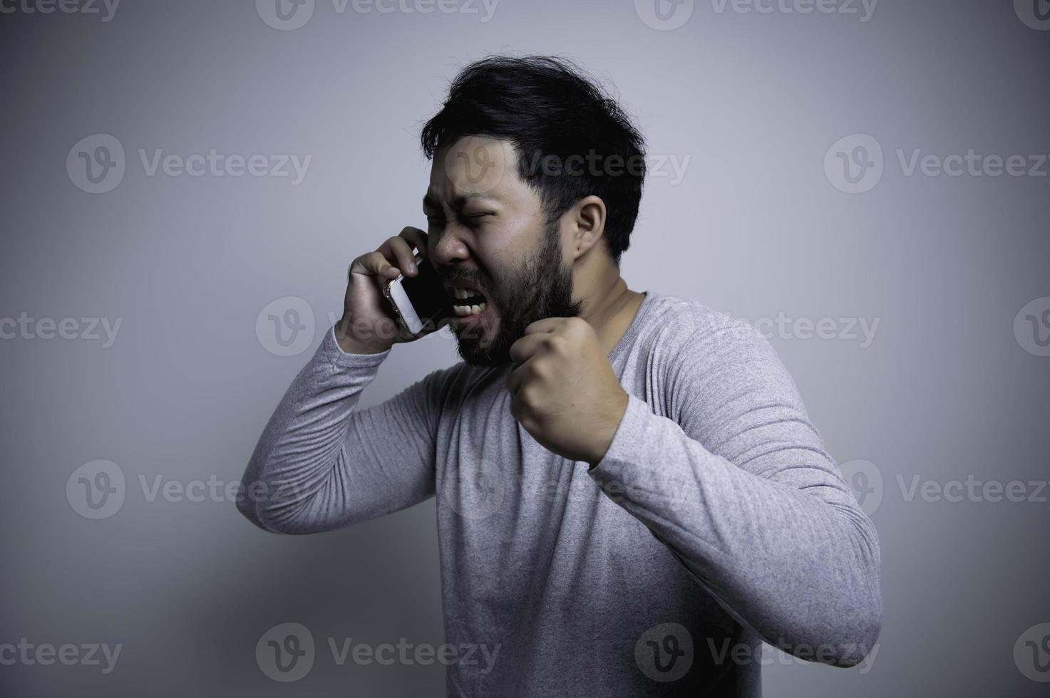 retrato de un joven asiático de fondo blanco, concepto de hombre enojado foto