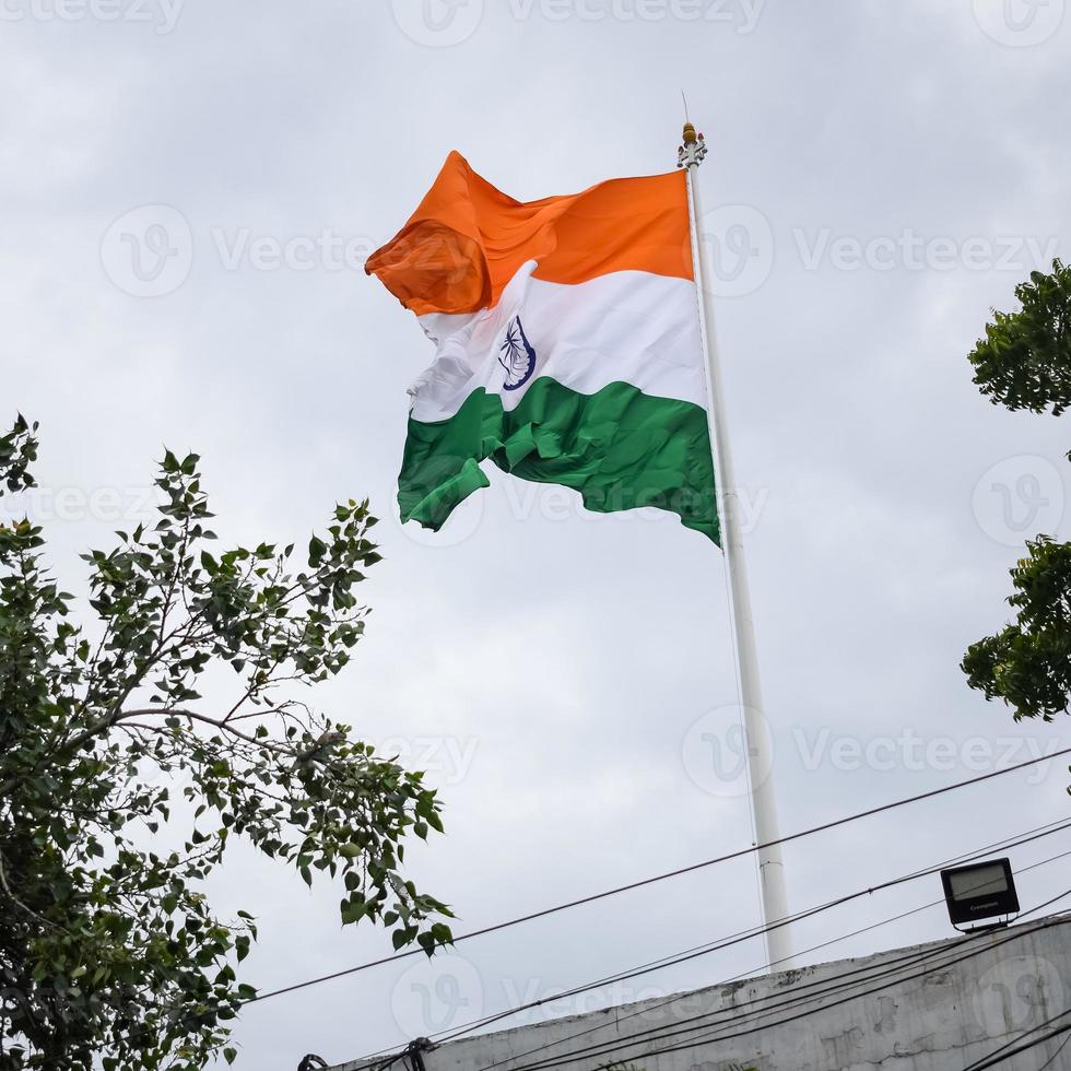 bandera india ondeando alto en connaught place con orgullo en el cielo azul, bandera india ondeando, bandera india el día de la independencia y el día de la república de la india, tiro inclinado, ondeando la bandera india, har ghar tiranga foto