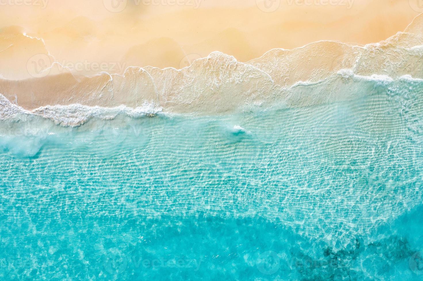 relajante escena de playa aérea, banner de plantilla de vacaciones de verano. las olas surfean con la increíble laguna azul del océano, la orilla del mar, la costa. vista superior de drones aéreos perfectos. panorama de playa brillante, junto al mar foto