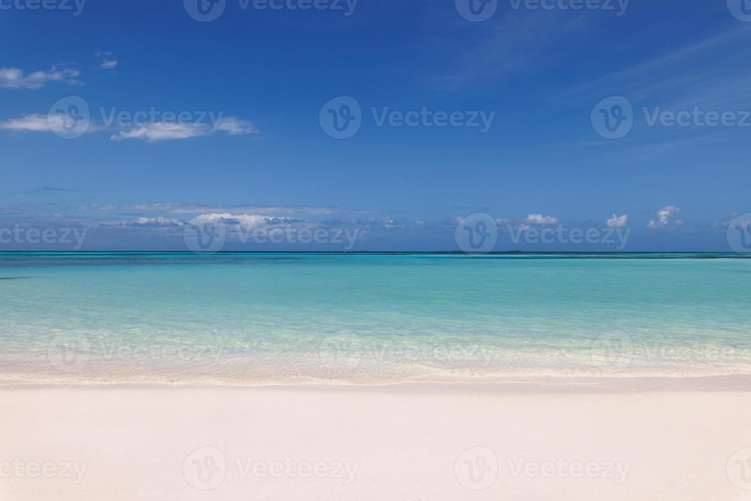 primer plano de playa de cielo de arena de mar. paisaje panorámico. inspirar playa tropical costa paisaje marino horizonte. horizonte olas surf tierra tranquilidad tranquilo relajante luz del sol verano mood. banner de vacaciones de viajes de vacaciones foto