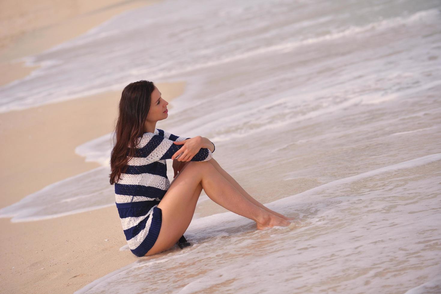 hermosa mujer feliz disfrutando de las vacaciones de verano foto