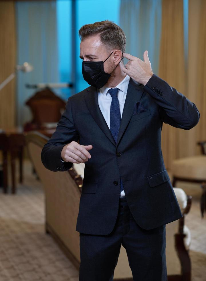 hombre de negocios con mascarilla protectora en la oficina foto