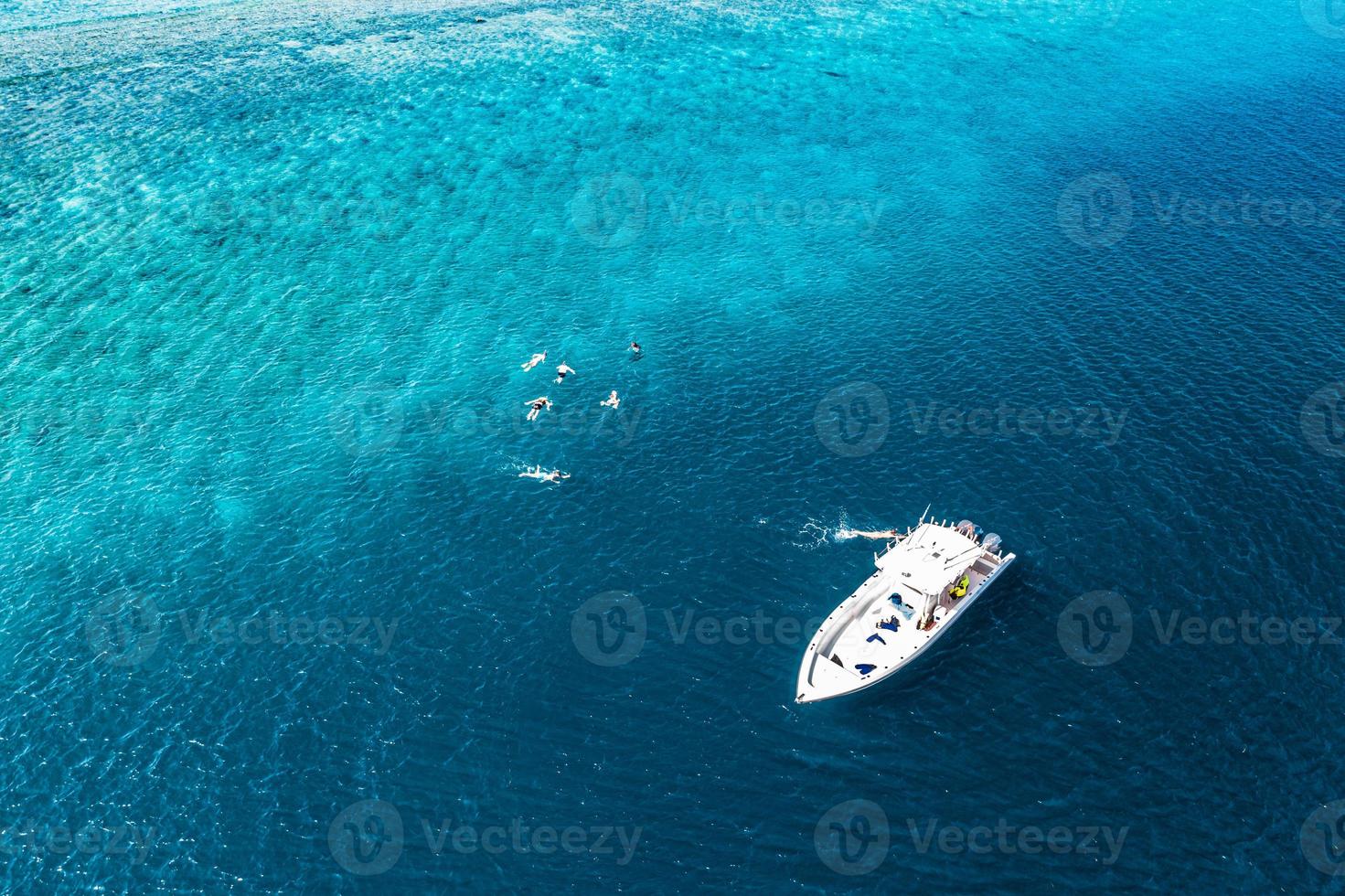 hermosa agua turquesa del océano y barco, ver el paisaje marino de drones aéreos. olas marinas tropicales, increíble arrecife de coral aéreo, laguna. gente actividad recreativa al aire libre, natación, snorkeling, turismo de buceo foto