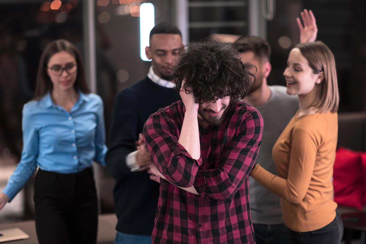 un grupo de jóvenes empresarios se divierten jugando juegos interesantes mientras toman un descanso del trabajo en una oficina moderna. enfoque selectivo foto