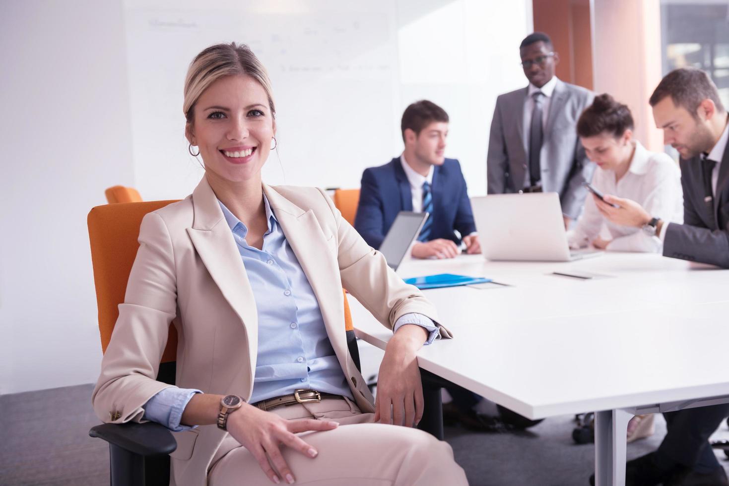 mujer de negocios en la oficina foto