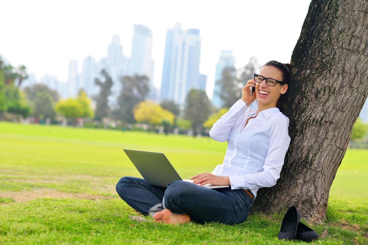 mujer con laptop en el parque foto