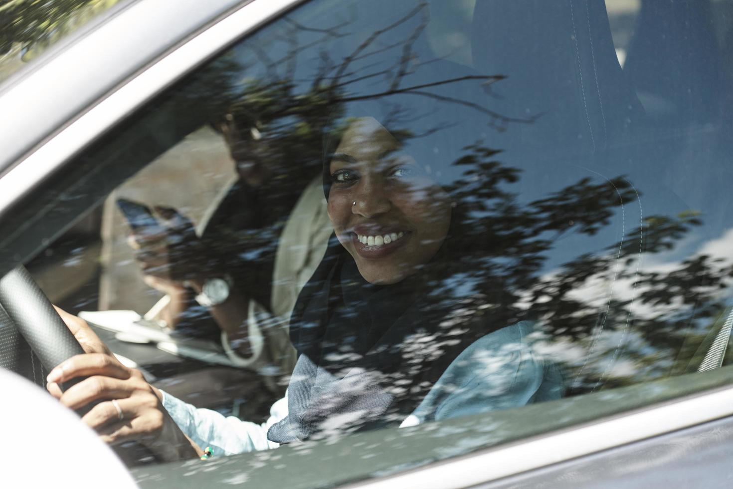 pareja de mujeres árabes viajando en coche foto