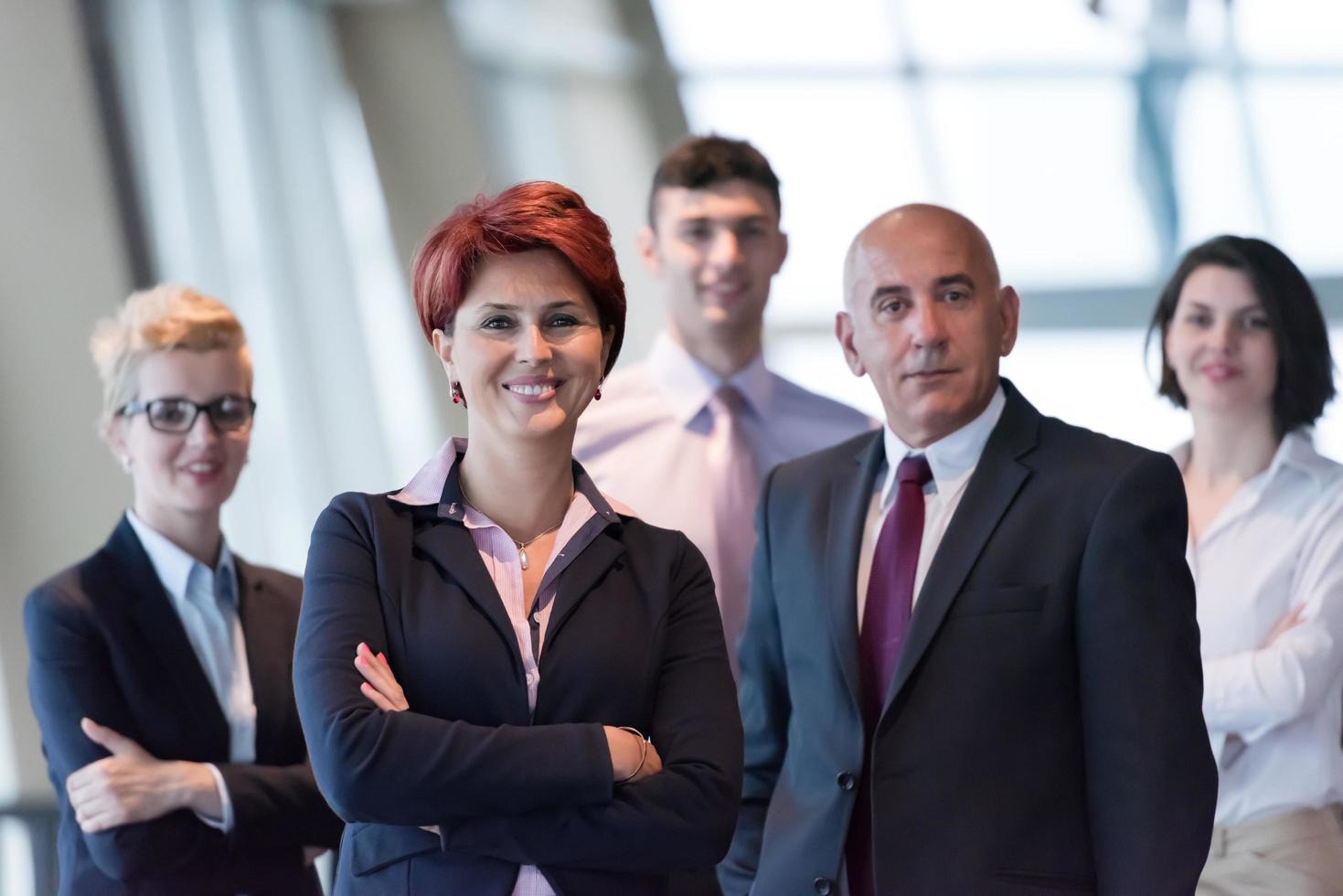 grupo diverso de personas de negocios en la oficina foto