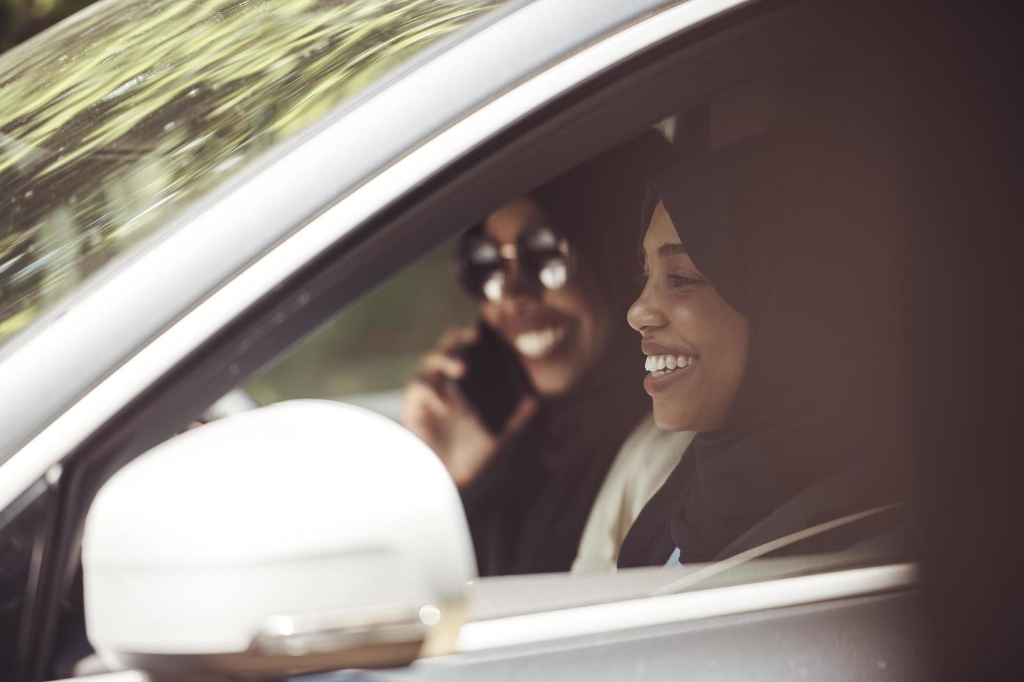 pareja de mujeres árabes viajando en coche foto