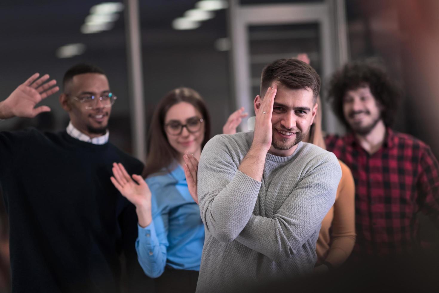 un grupo de jóvenes empresarios se divierten jugando juegos interesantes mientras toman un descanso del trabajo en una oficina moderna. enfoque selectivo foto