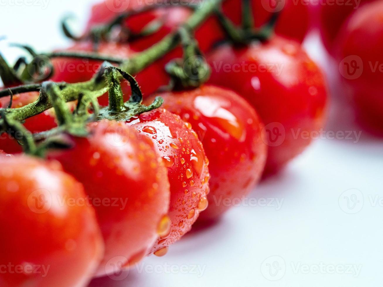 hermosa foto macro de tomates cherry frescos cubiertos con gotas de agua