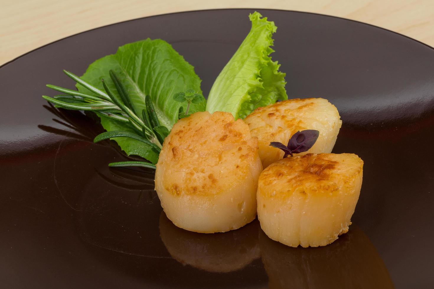 Grilled scallops on the plate 12511262 Stock Photo at Vecteezy