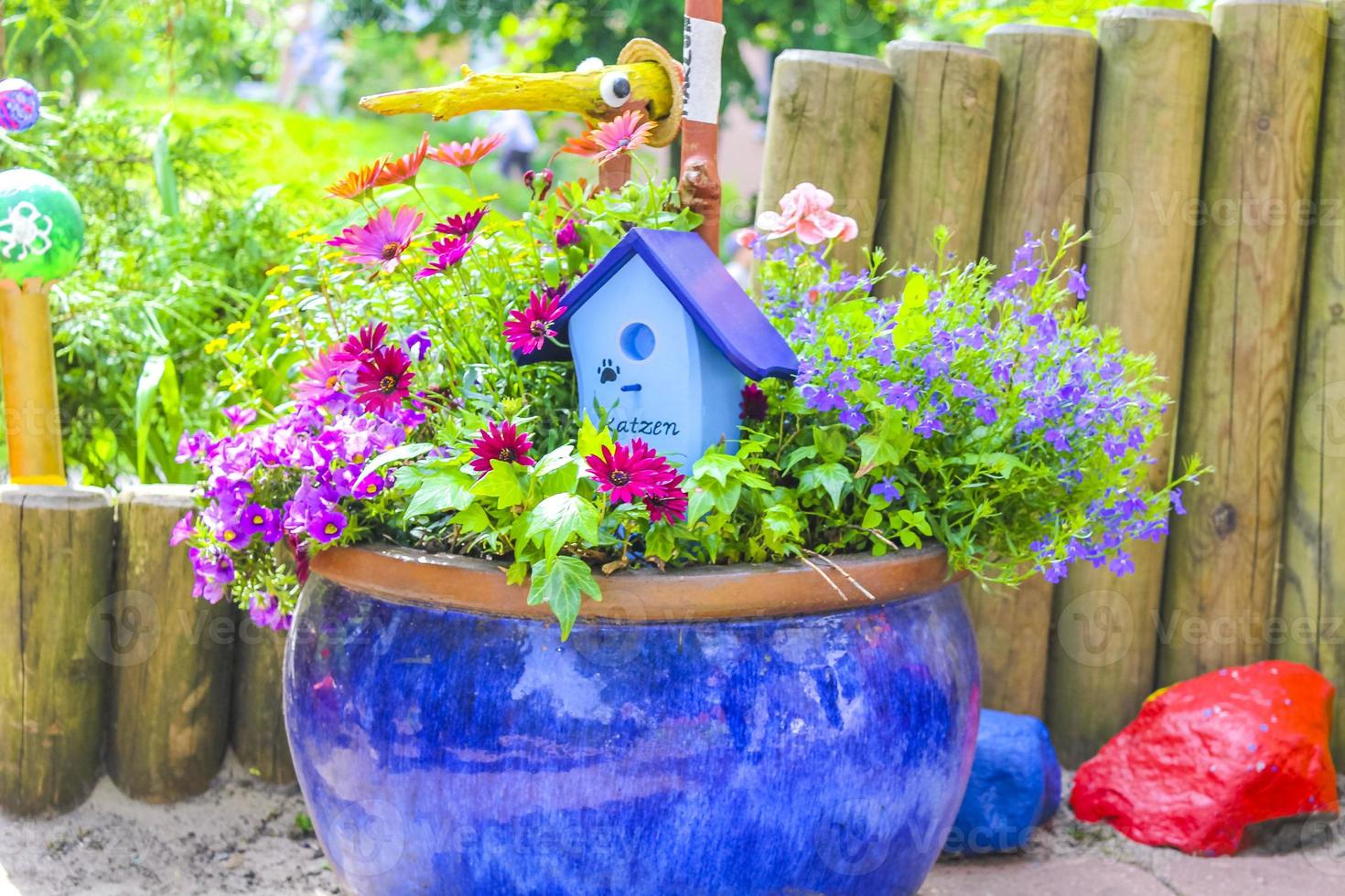 hermosas decoraciones de jardín casa de pájaros y piedras de colores bremerhaven alemania. foto