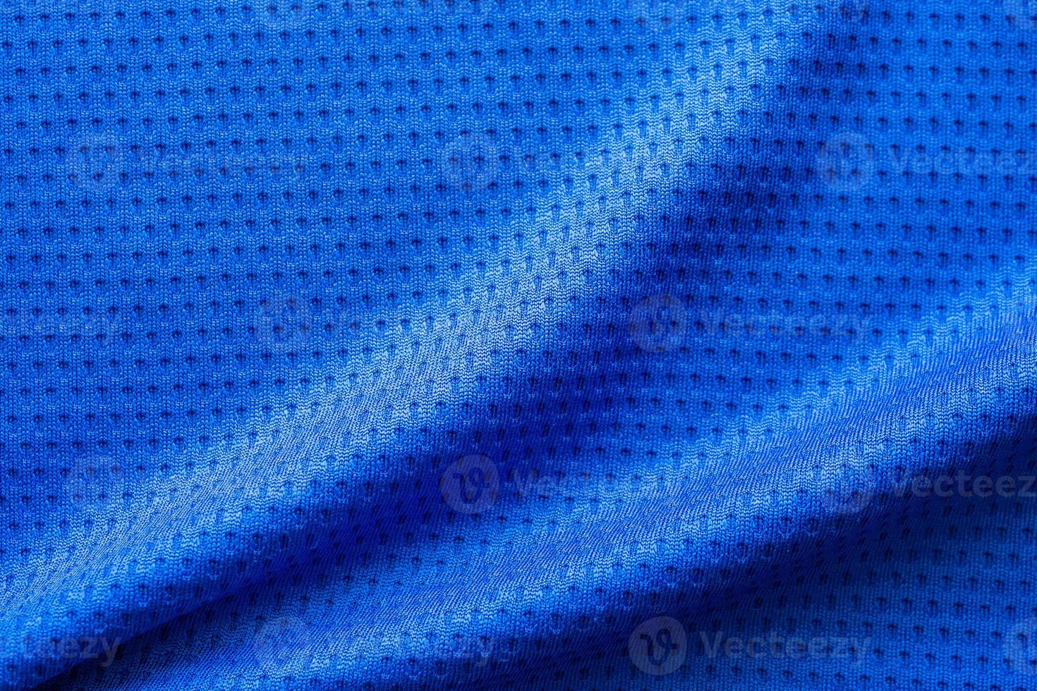 camiseta de fútbol de ropa deportiva de tela de color azul con fondo de textura de malla de aire foto