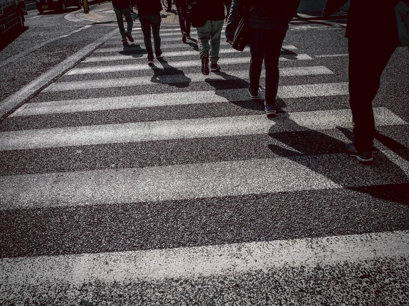 gente cruzando el paso de peatones para ir a trabajar en japón foto