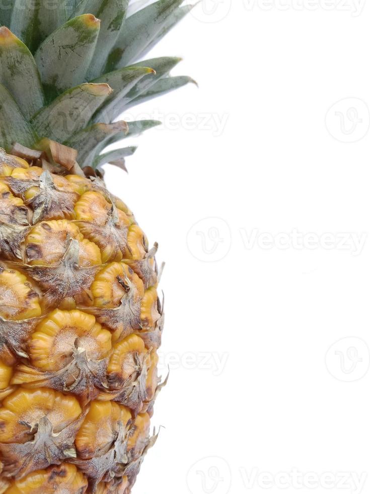 fruta de piña sobre fondo blanco. esta foto para promoción de diseño de banner