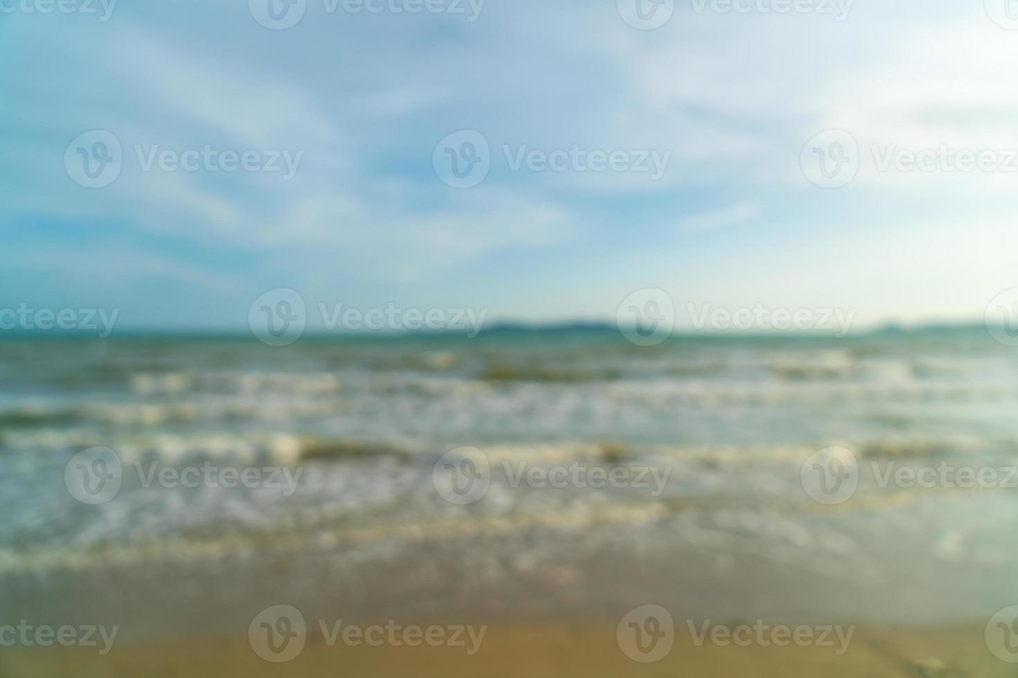 desenfoque abstracto hermosa playa de mar con puesta de sol para el fondo foto