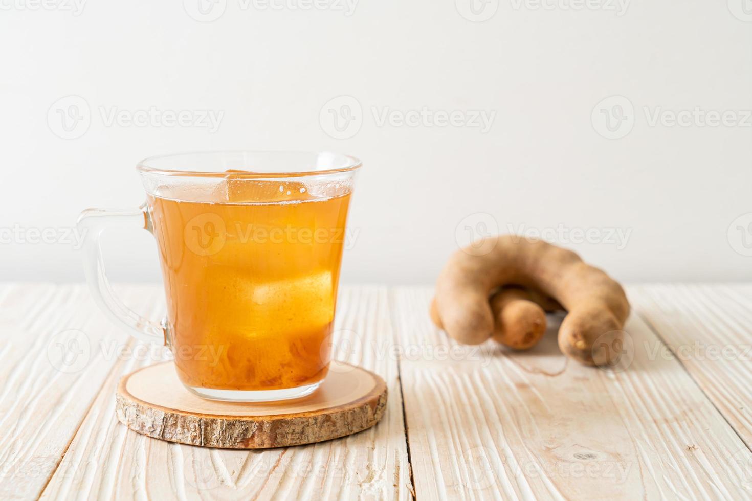 Deliciosa bebida dulce jugo de tamarindo y cubito de hielo. foto