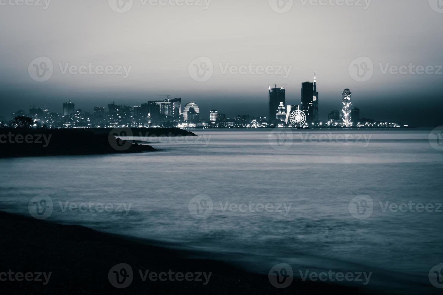 espectacular panorama escénico en blanco y negro frente al mar de batumi. vista artística de la costa del mar negro de agua sedosa. fotografía de arquitectura de larga exposición foto