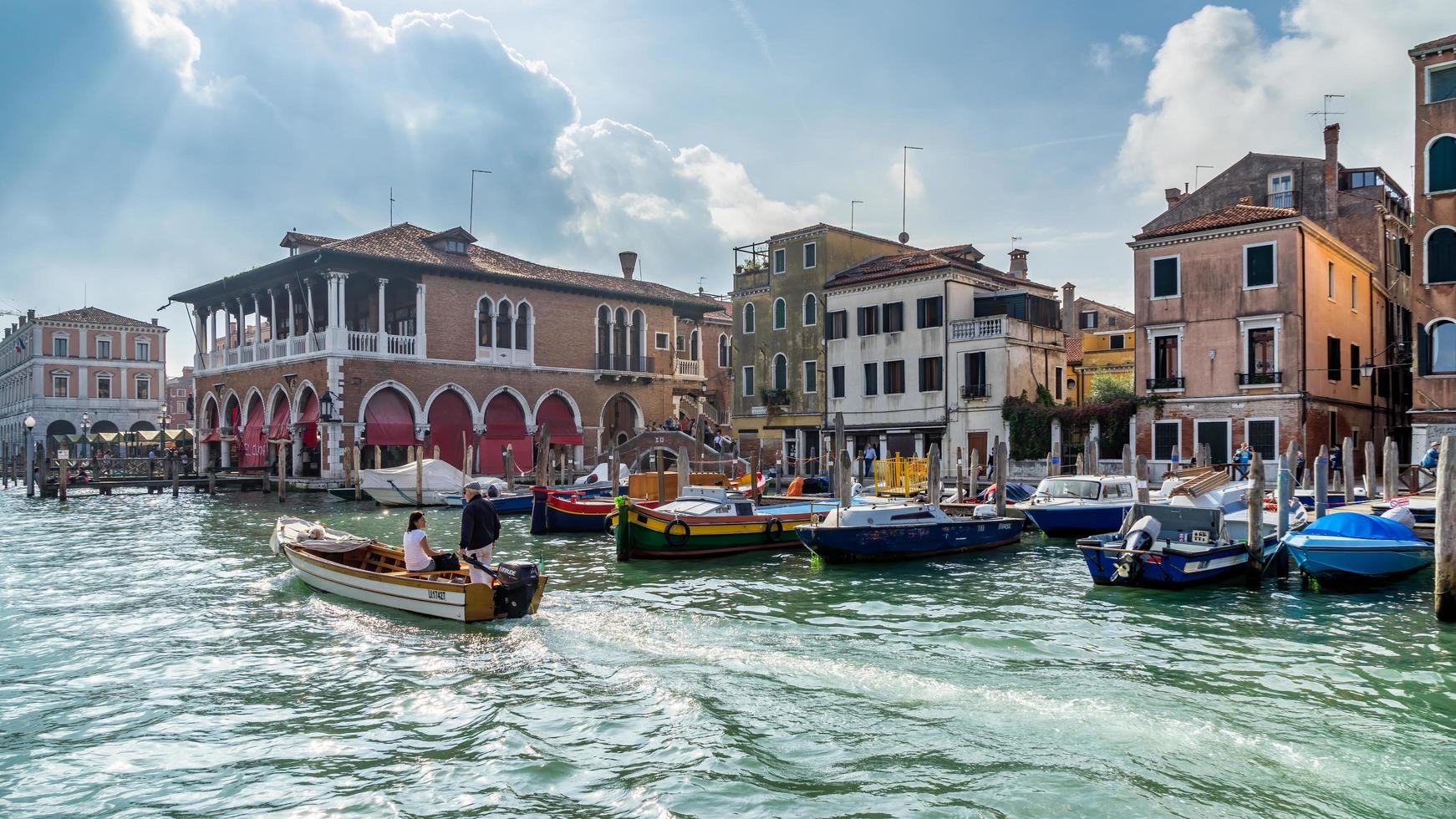 venecia, italia - 12 de octubre. lancha navegando a lo largo de un canal en venecia el 12 de octubre de 2014. personas no identificadas. foto