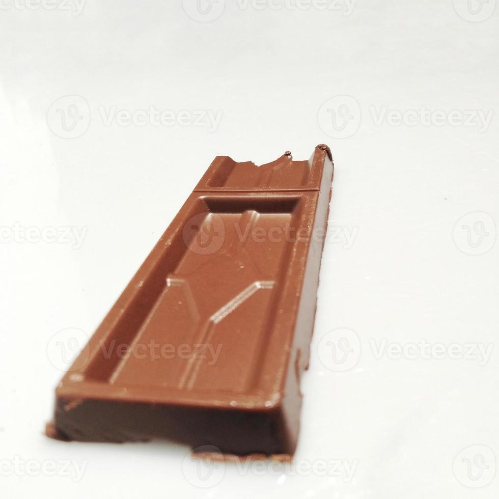 Barra de chocolate aislado sobre fondo blanco. foto