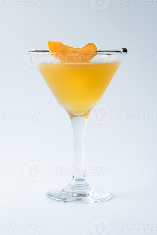 martini de melocotón adornado foto