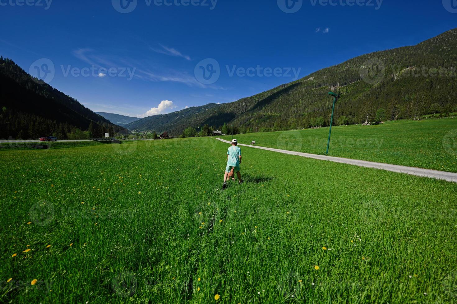 hermano con hermana juegan en pradera alpina en untertauern, austria. foto