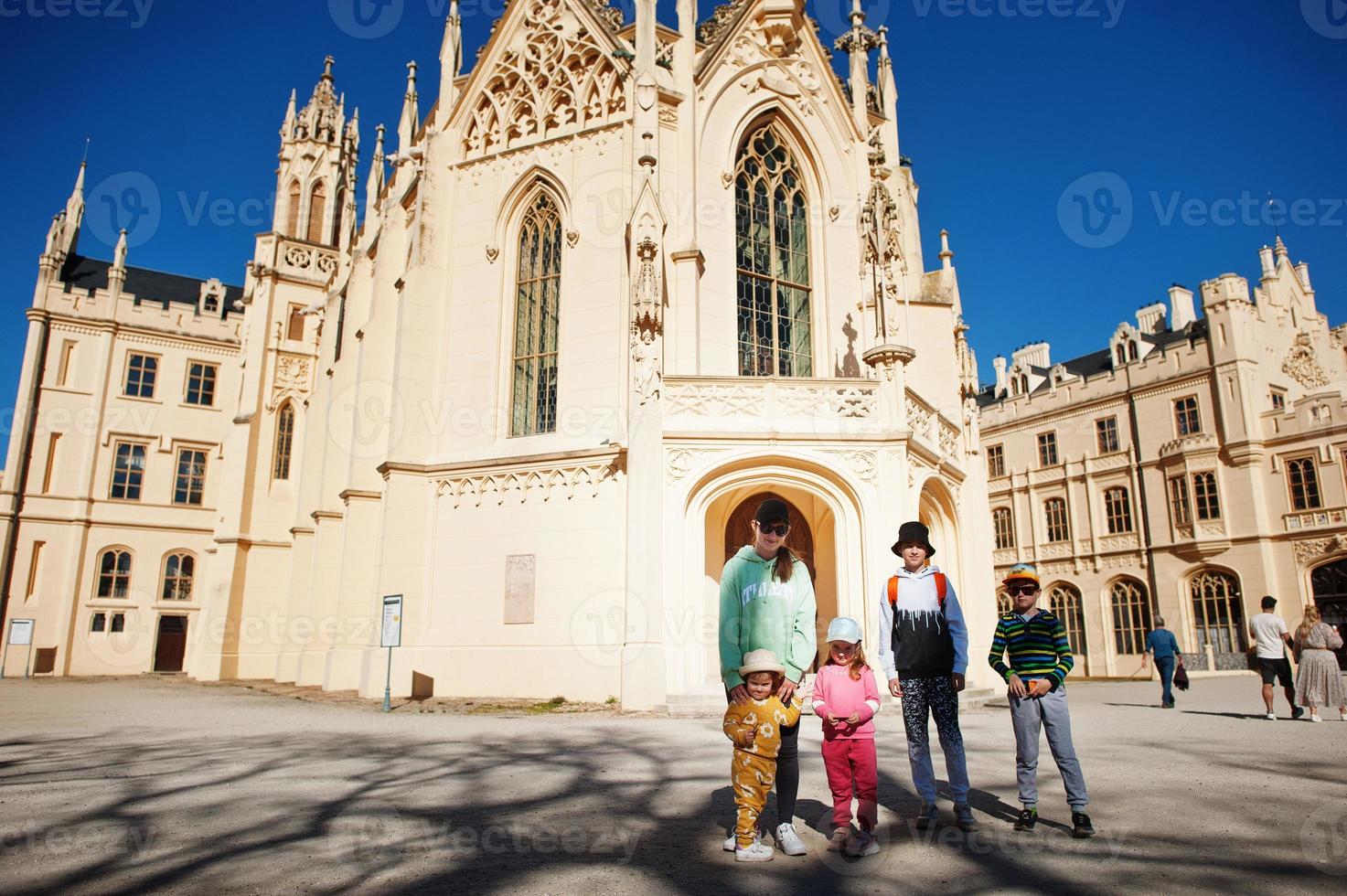 familia feliz, disfrutando el día en el castillo de lednice en la república  checa. 12521680 Foto de stock en Vecteezy