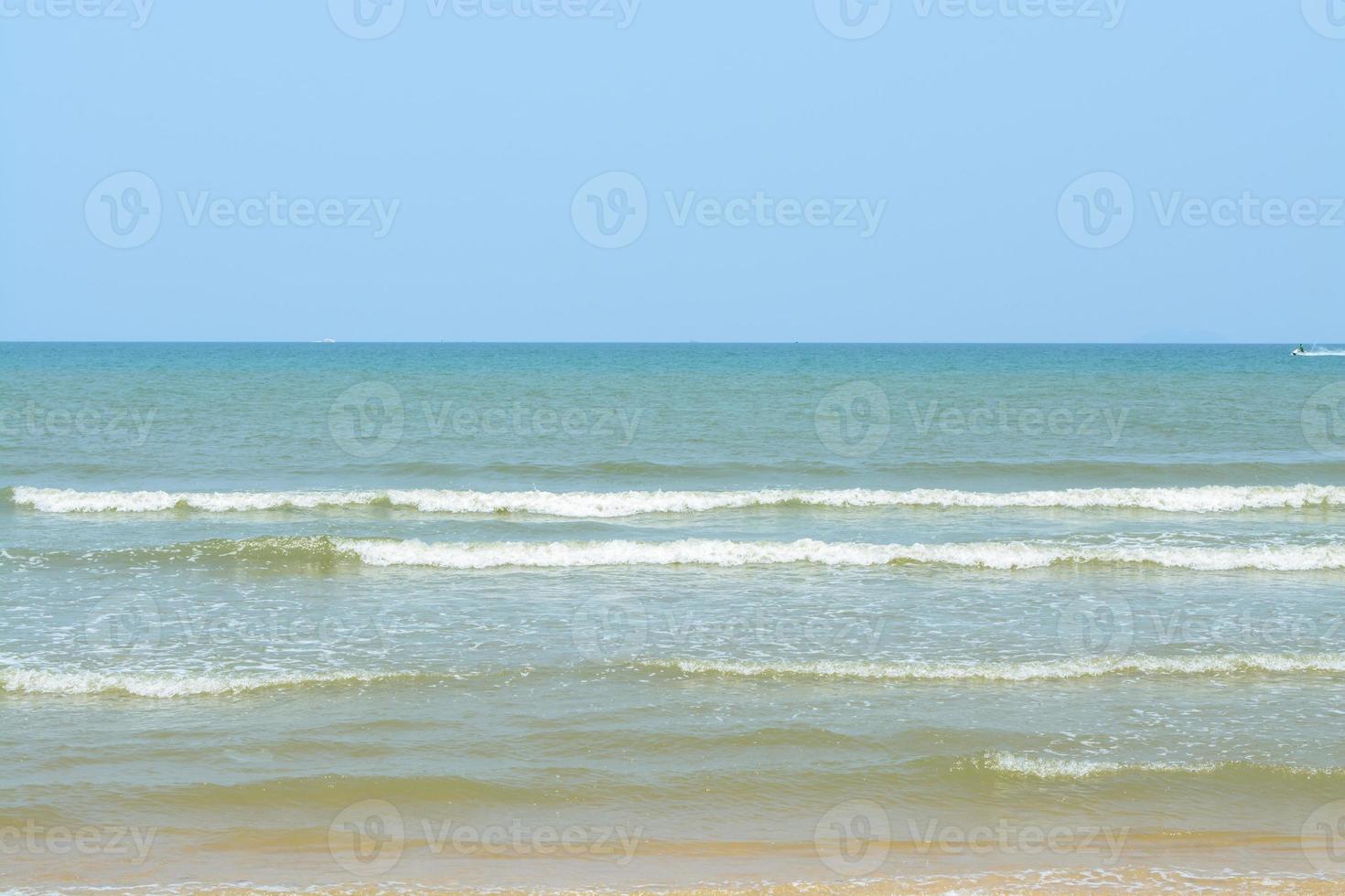 fondo de verano del mar. paisaje con nubes, tranquilidad de la naturaleza del océano foto