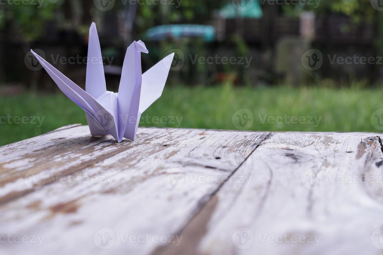 Se cree que el pájaro de origami es un pájaro sagrado y un símbolo de longevidad, esperanza, buena suerte y paz. foto