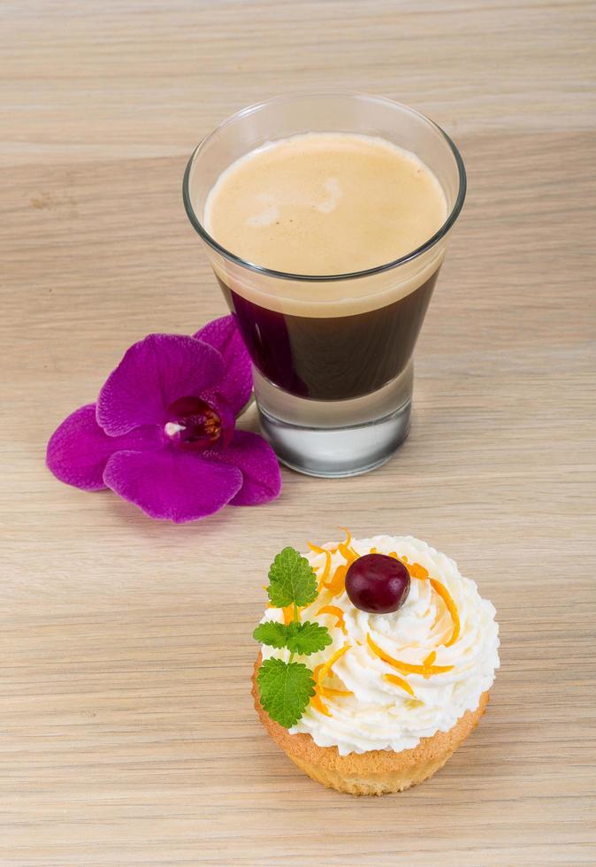 Cupcake on wooden background 12529827 Stock Photo at Vecteezy
