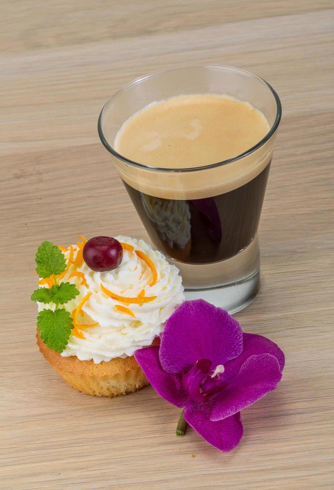Cupcake on wooden background 12529828 Stock Photo at Vecteezy