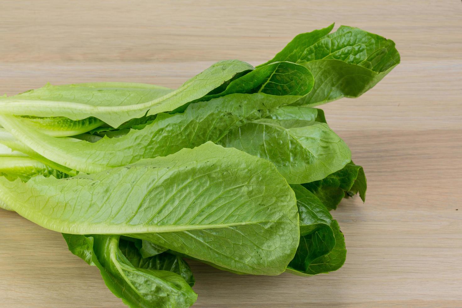 ensalada romana sobre fondo de madera foto