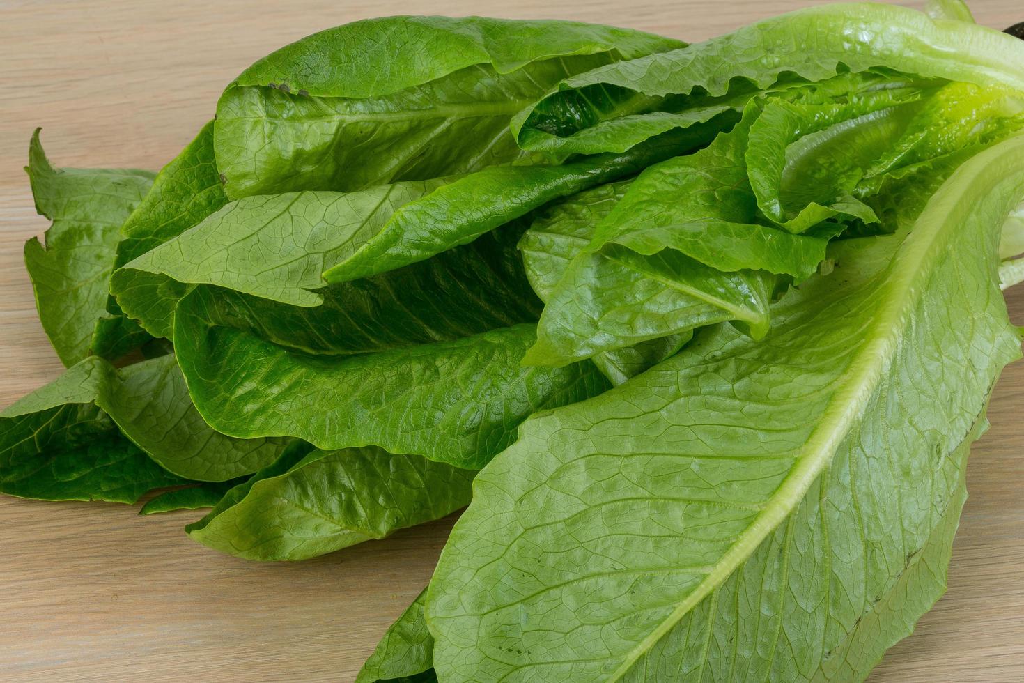 ensalada romana sobre fondo de madera foto