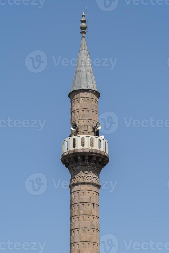 minarete de la mezquita. una mezquita en turquía foto