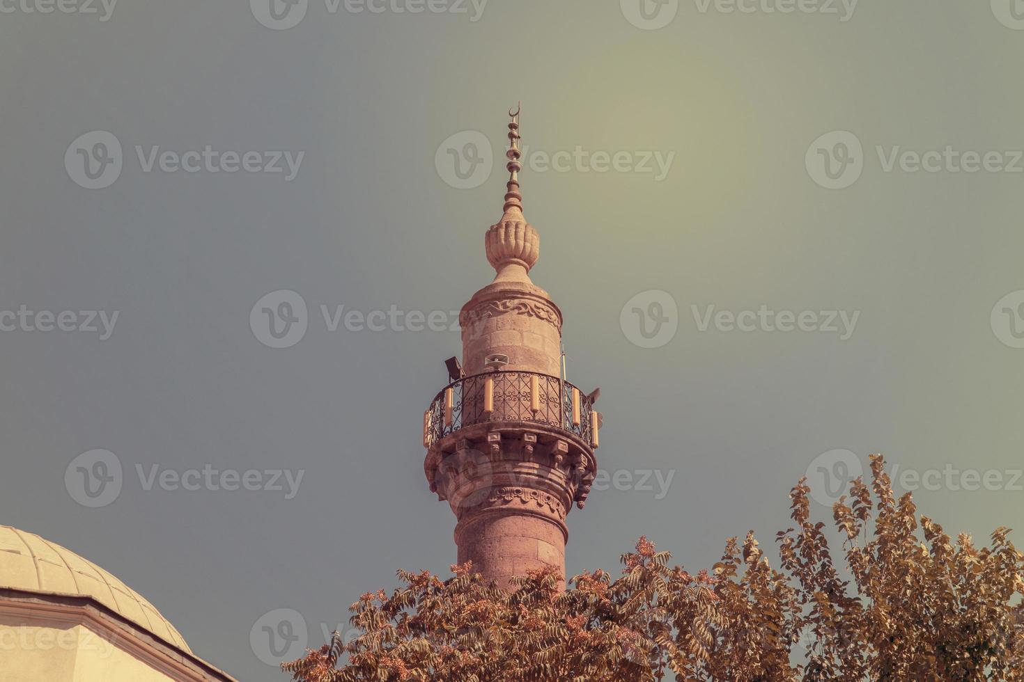 minarete de la mezquita. una mezquita en turquía foto