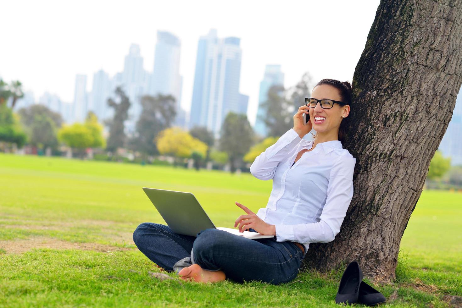 mujer con laptop en el parque foto