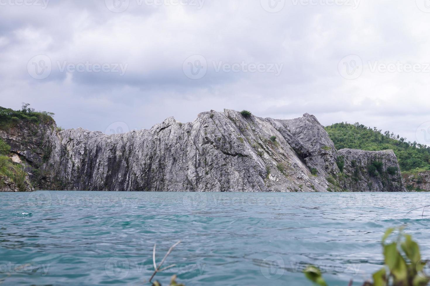 montañas de piedra caliza tras la explosión de las concesiones. foto