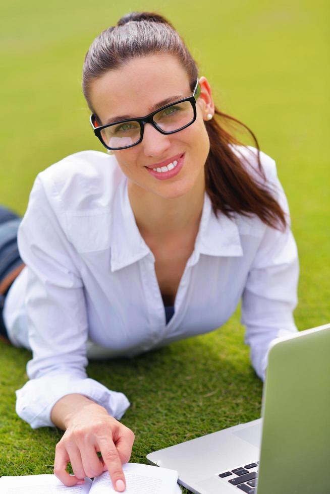 mujer con laptop en el parque foto