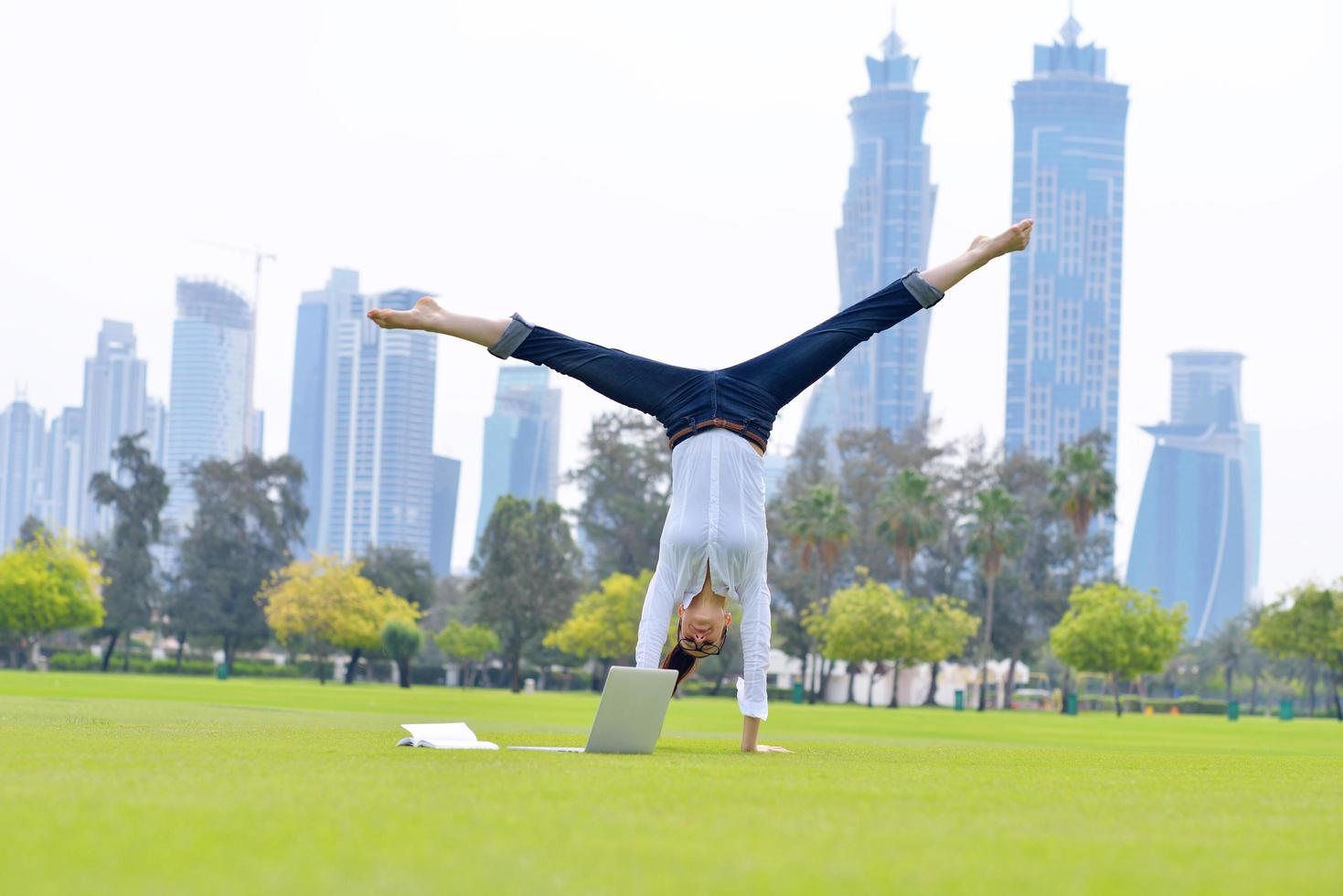 mujer con laptop en el parque foto