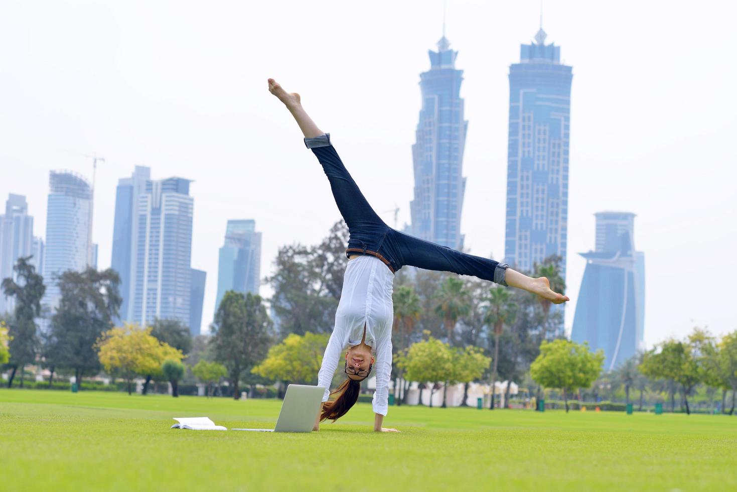 mujer con laptop en el parque foto